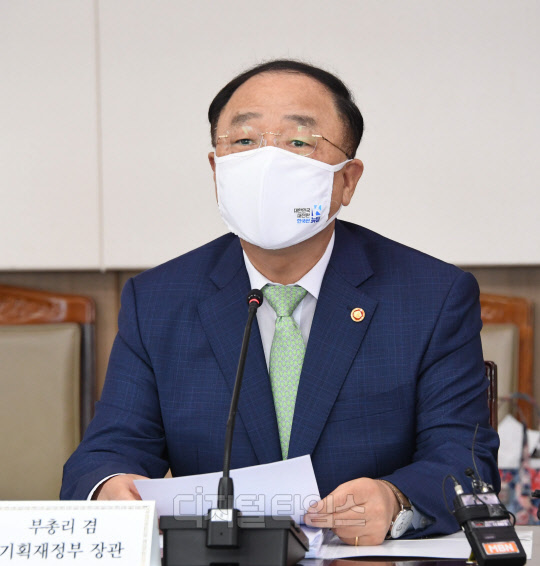 홍남기 부총리 겸 기획재정부 장관이 5월 25일 서울 광화문 정부서울청사에서 열린 '제7차 소재.부품.장비 경쟁력강화위원회'를 주재, 모두발언을 하고 있다.<기획재정부 제공>